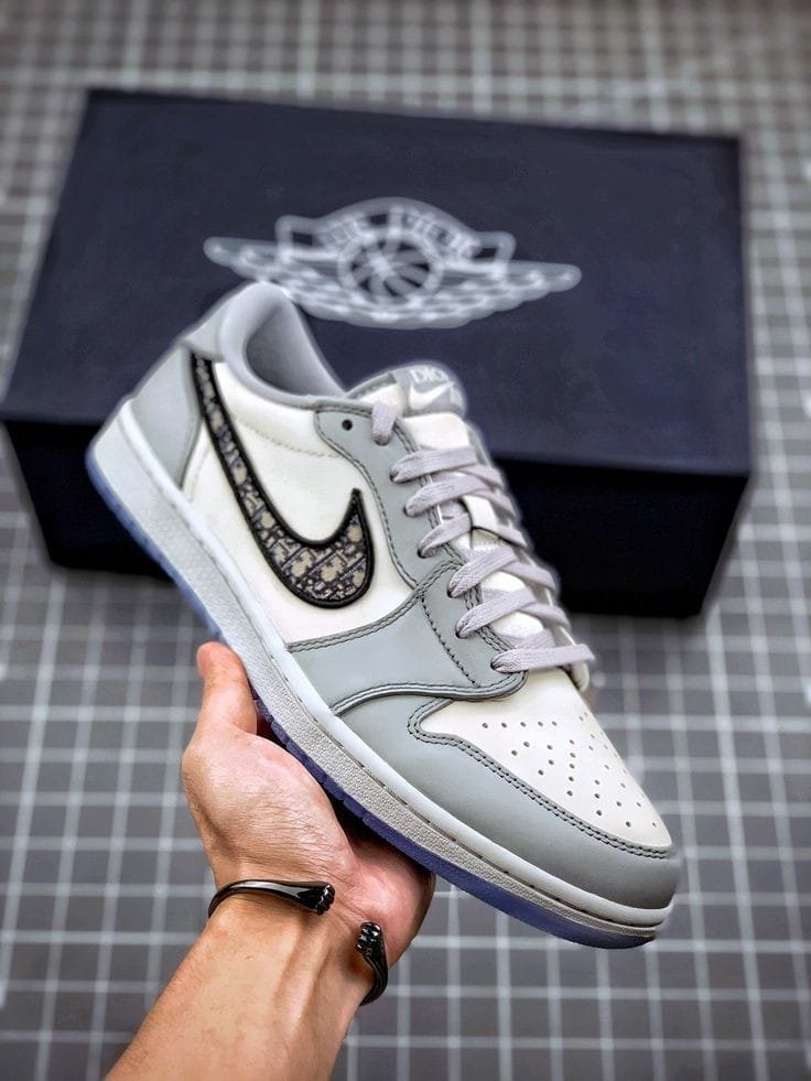 NIKE AIR JORDAN RETRO 1